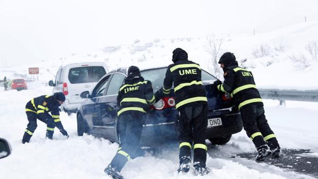 Así es la UME: los militares que rescataron de la nieve a más de 3.000 vehículos