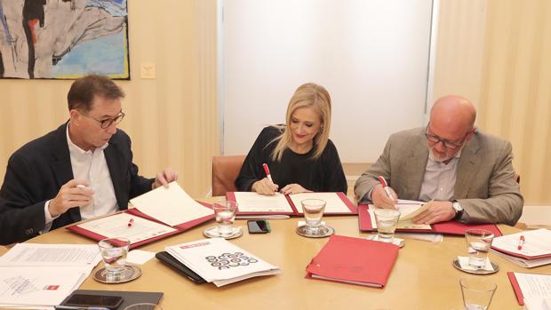 Cifuentes y los sindicatos de Educación cierran su primer acuerdo sectorial en 12 años