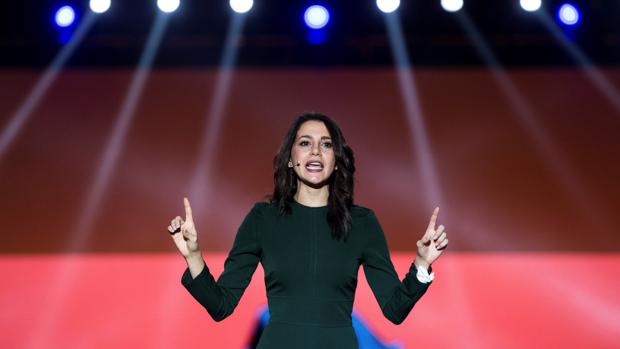 Condenan a la mujer que deseó en Facebook que violasen «en grupo» a Inés Arrimadas