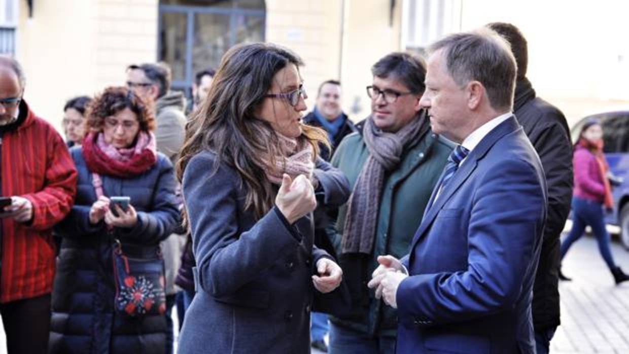 El delegado del Gobierno en la Comunidad Valenciana, Juan Carlos Moragues, junto a Mónica Oltra, este martes