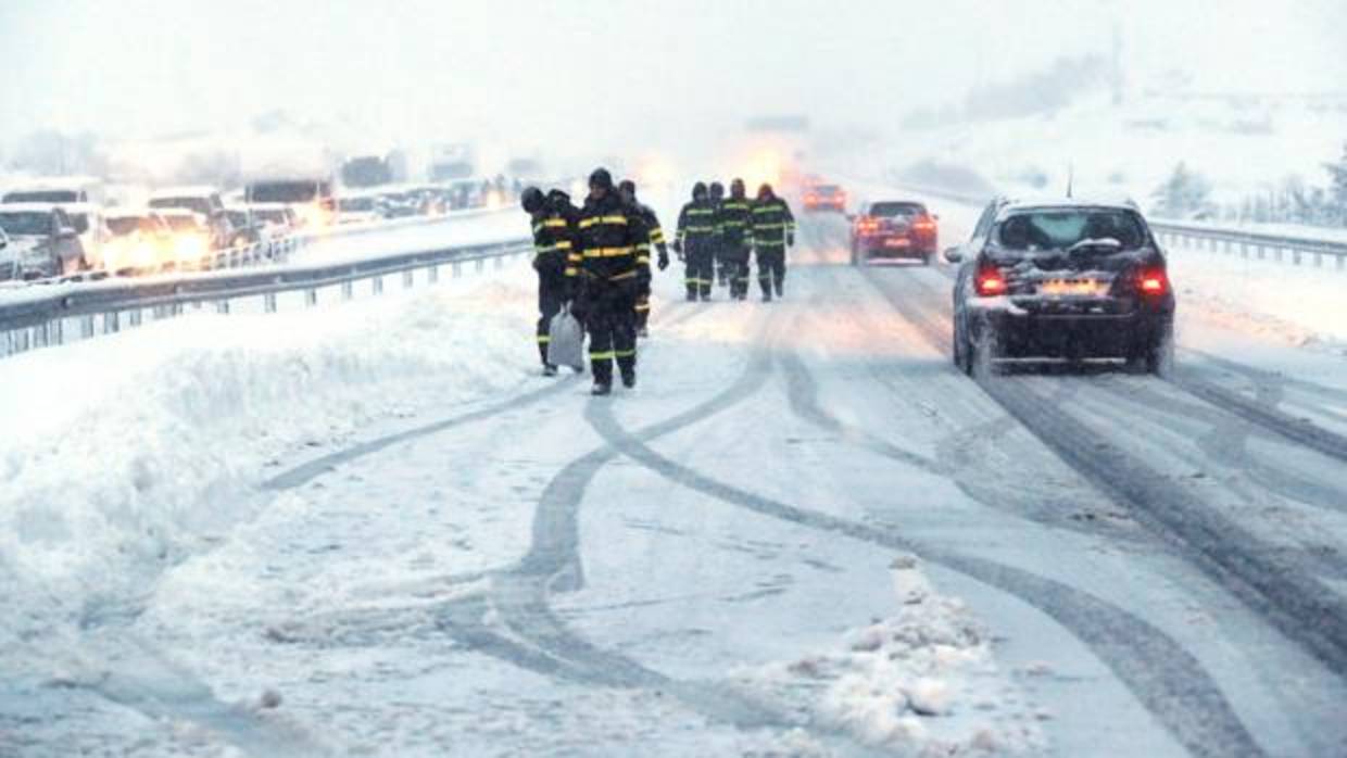 El temporal de nieve que azota a Castilla y León pone en peligro la circulación de los vehículos
