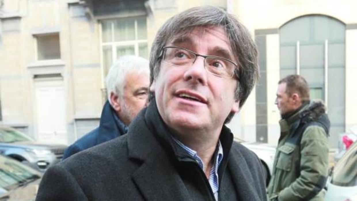 Puigdemont presenta su acta de diputado en el Parlament