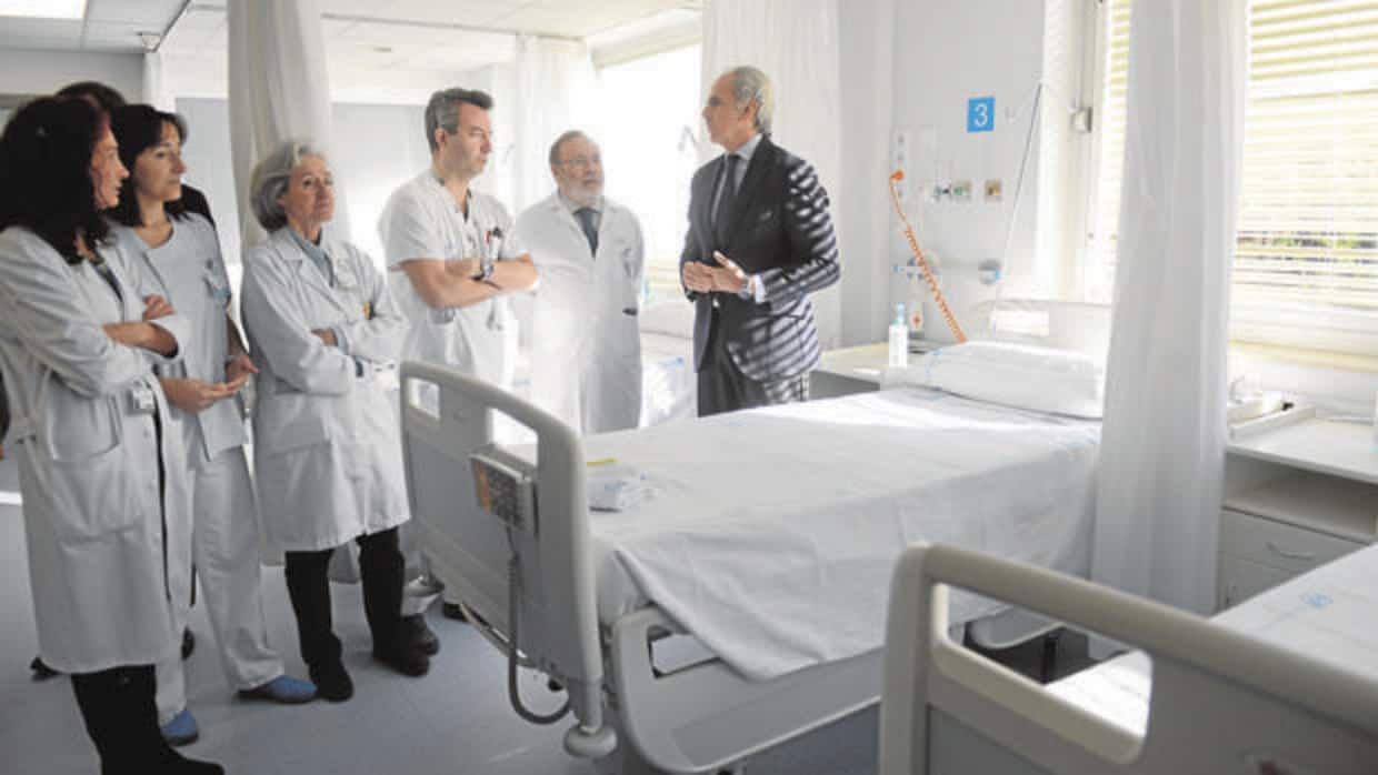 El consejero de Sanidad, Enrique Ruiz Escudero, junto a los responsables sanitarios del hospital La Paz, durante su visita a la nueva sala de atención de Urgencias