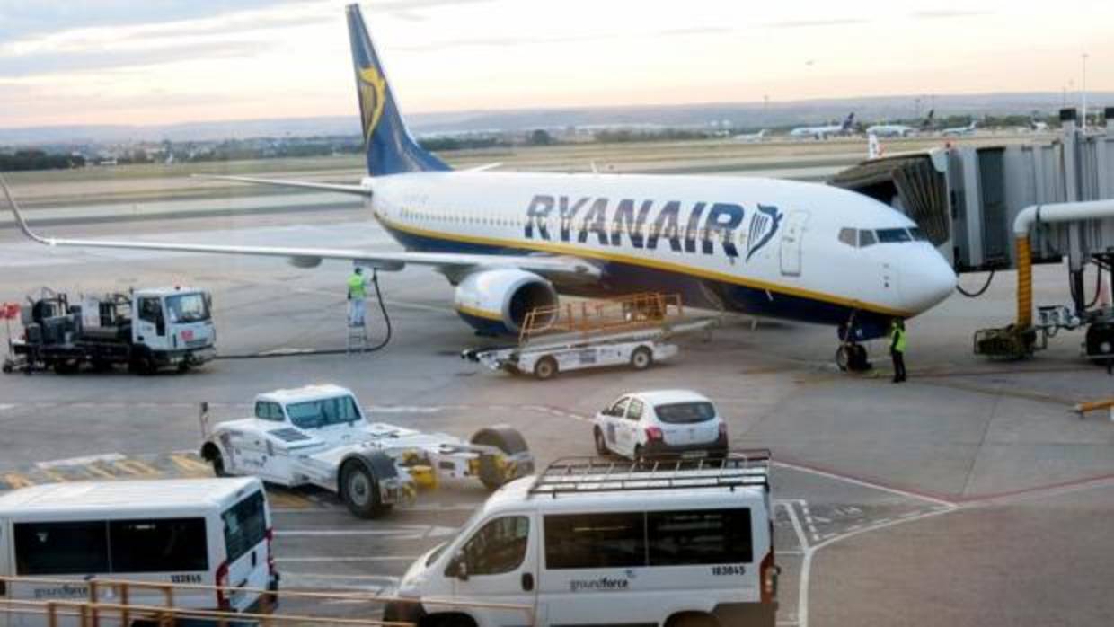 Un avión de Ryanair en el aeropuerto de Alicante-Elche