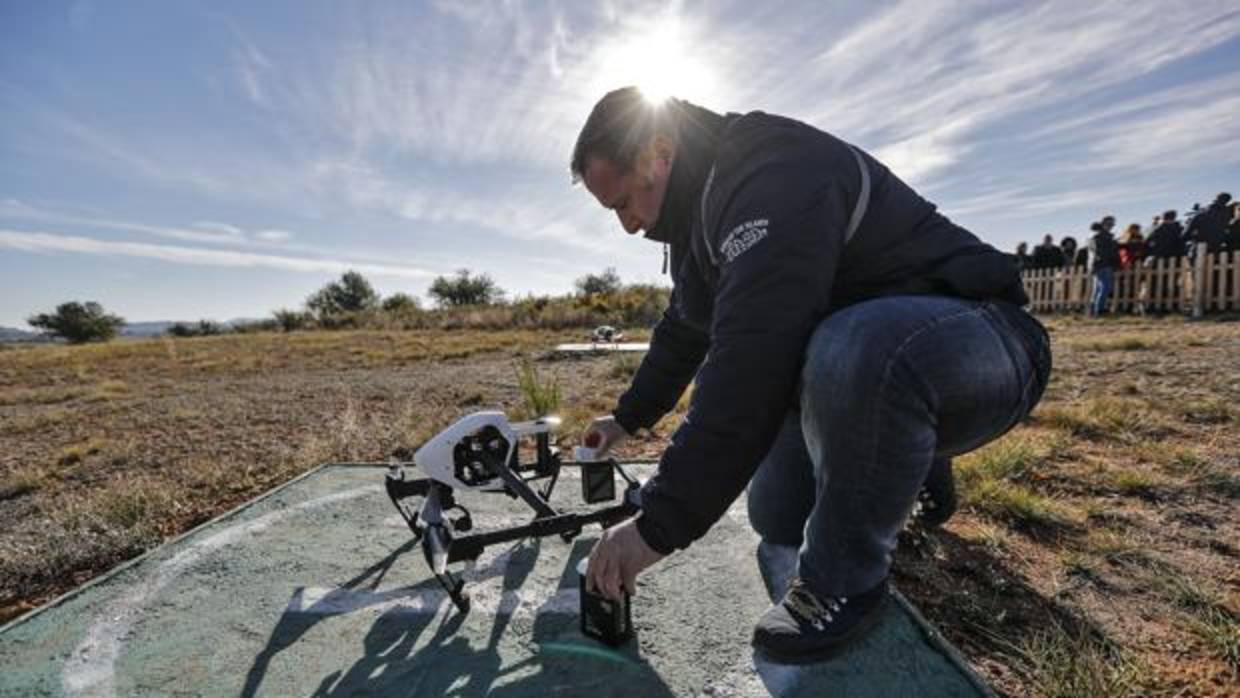 Uno de los unos de los instructores en la escuela de formación de pilotos profesionales de drones de Cheste