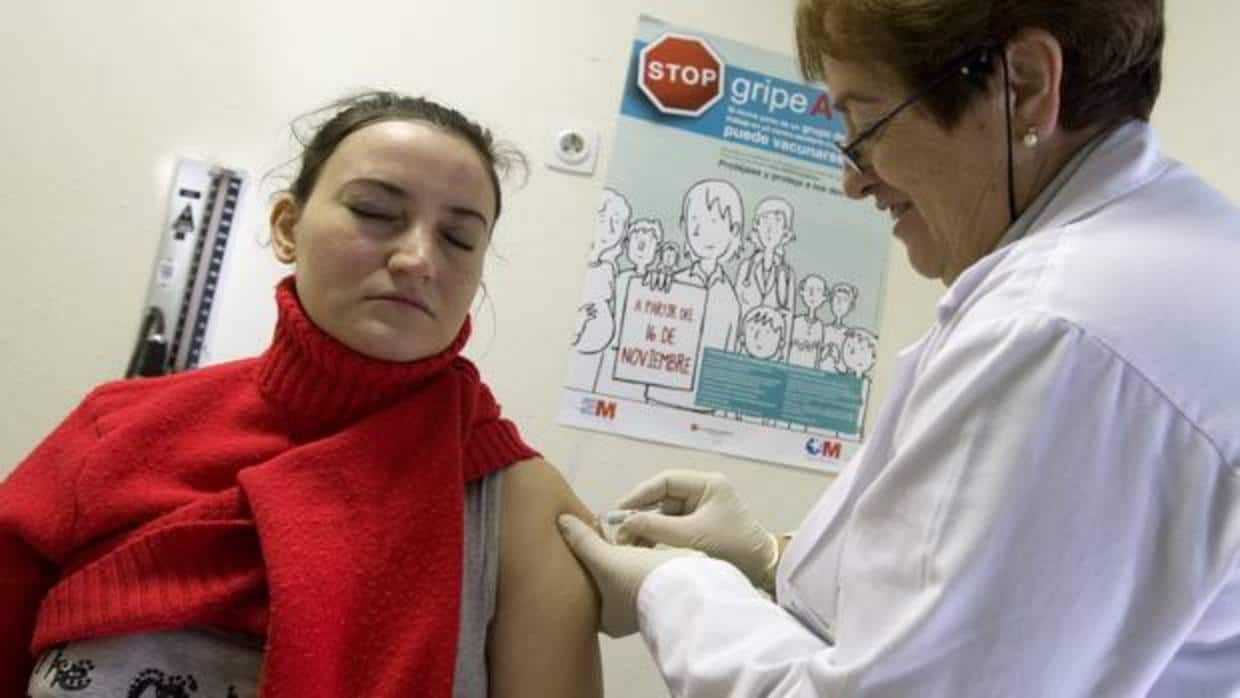 Una mujer se vacuna contra la gripe en Madrid