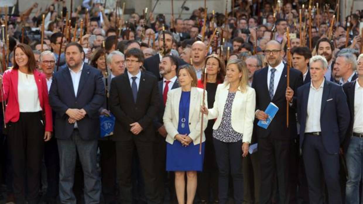 Lloveras, junto a Forcadell y Puigdemont en un acto en la plaza Sant Jaume