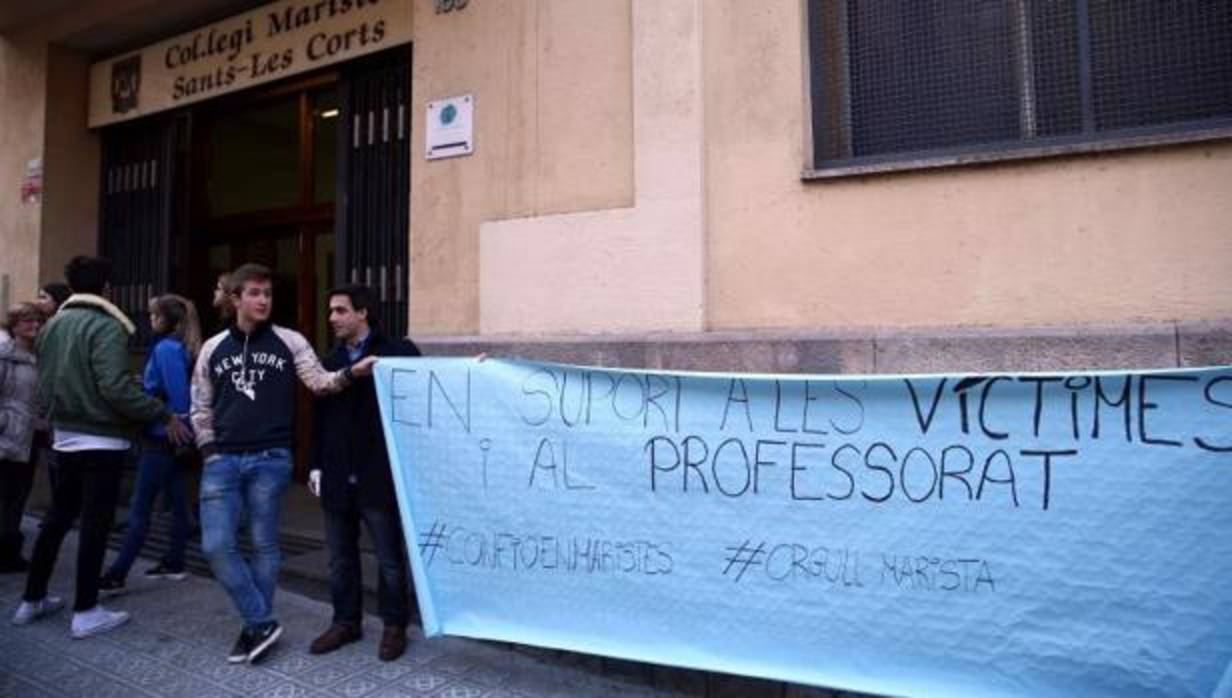 Protestas frente al colegio Maristes Sants-Les Corts tras las denuncias de abusos sexuales
