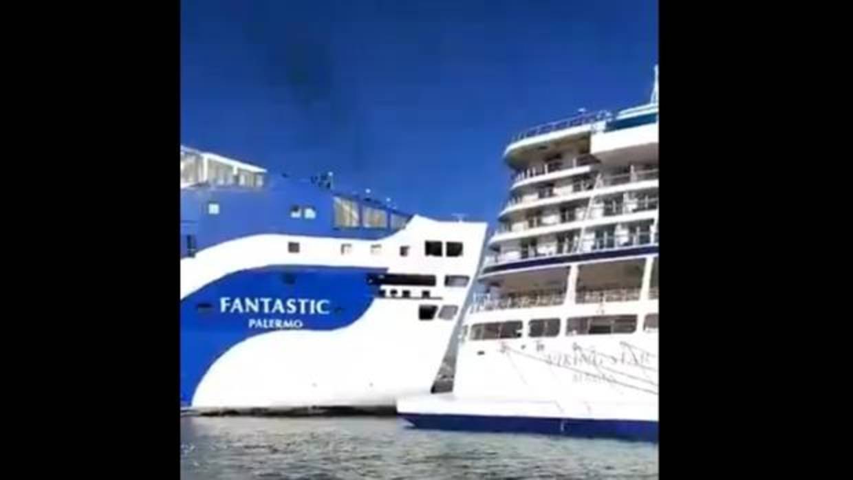 Fotograma de un vídeo en que se ve cómo un ferry colisiona contra un crucero en el Puerto de Barcelona