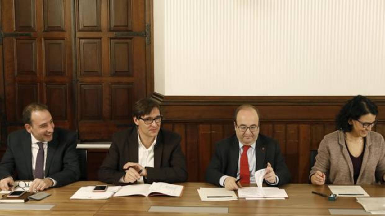 Miquel Iceta (2d), acompañado por Eva Granados (d), Salvador Illa y Ramón Espadaler (i), durante la primera reunión del grupo parlamentario del PSC