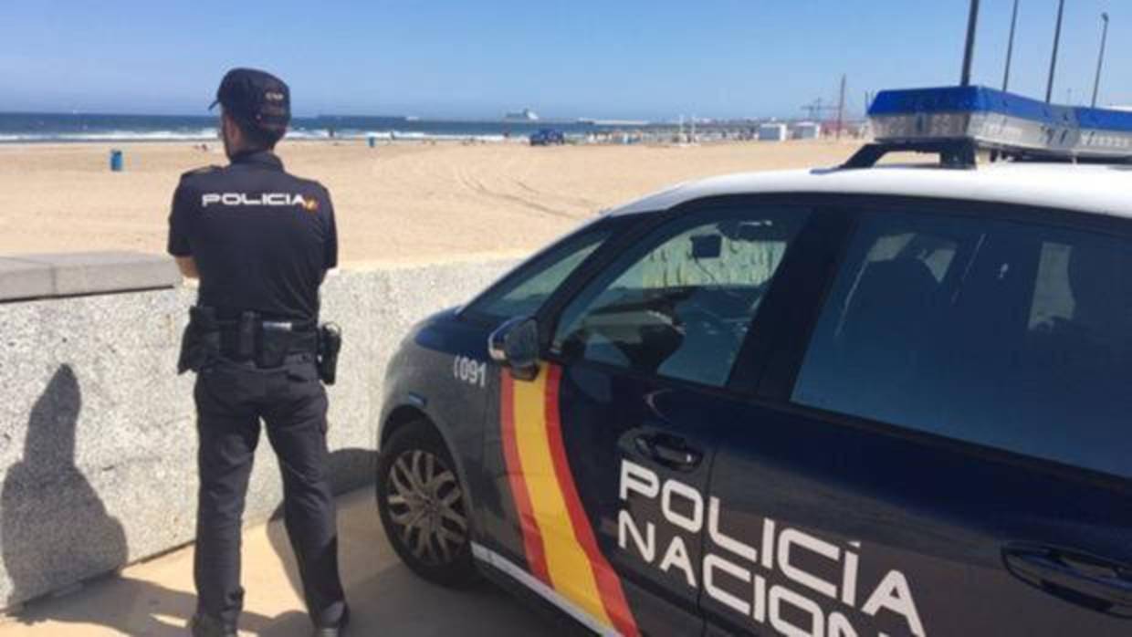 Imagen de archivo de un agente de Policía en Valencia