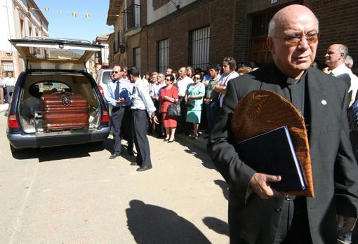 Santiago Calvo acompaña el féretro del cardenal Marcelo en Fuentes de Nava, donde nació