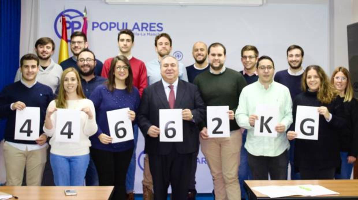 Vicente Tirado, en el centro, rodeado de miembros de Nuevas Generaciones en Castilla-La Mancha