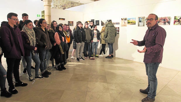 Lorenzo Salamanca, educados social de Zamora, explica la muestra a unos estudiantes