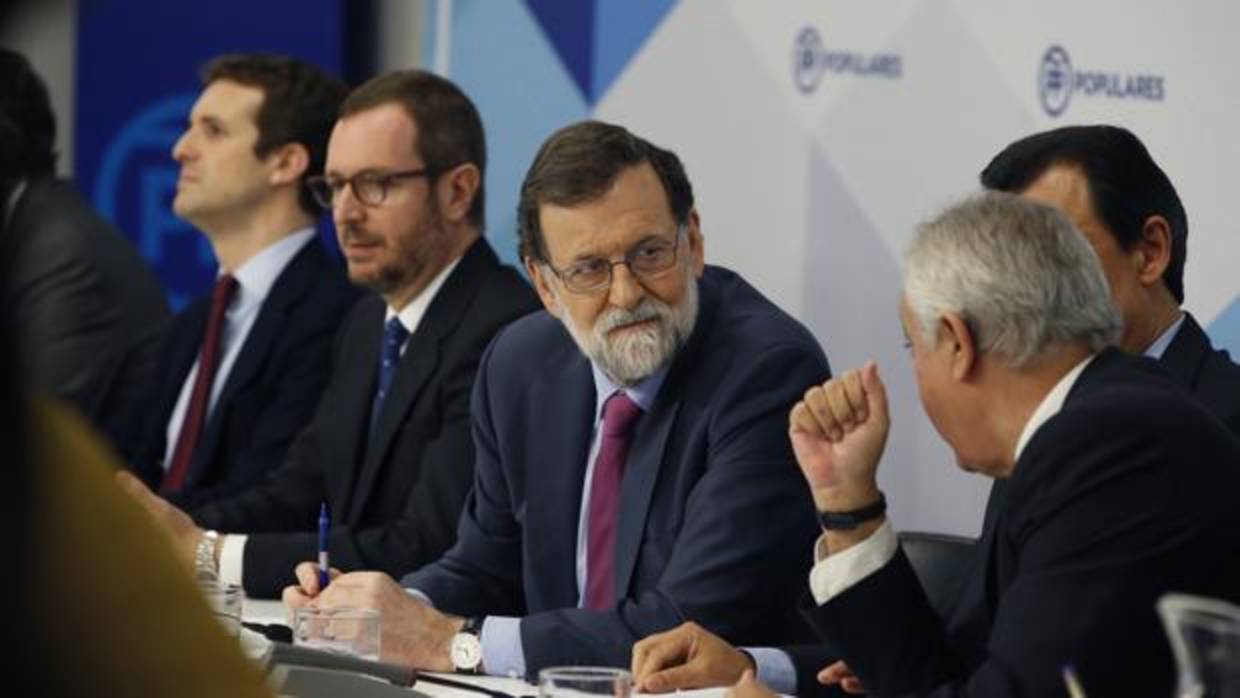 Rajoy junto a sus vicesecretarios hoy en Génova