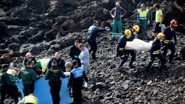 Al menos seis inmigrantes muertos tras encallar una patera junto a la costa de Lanzarote