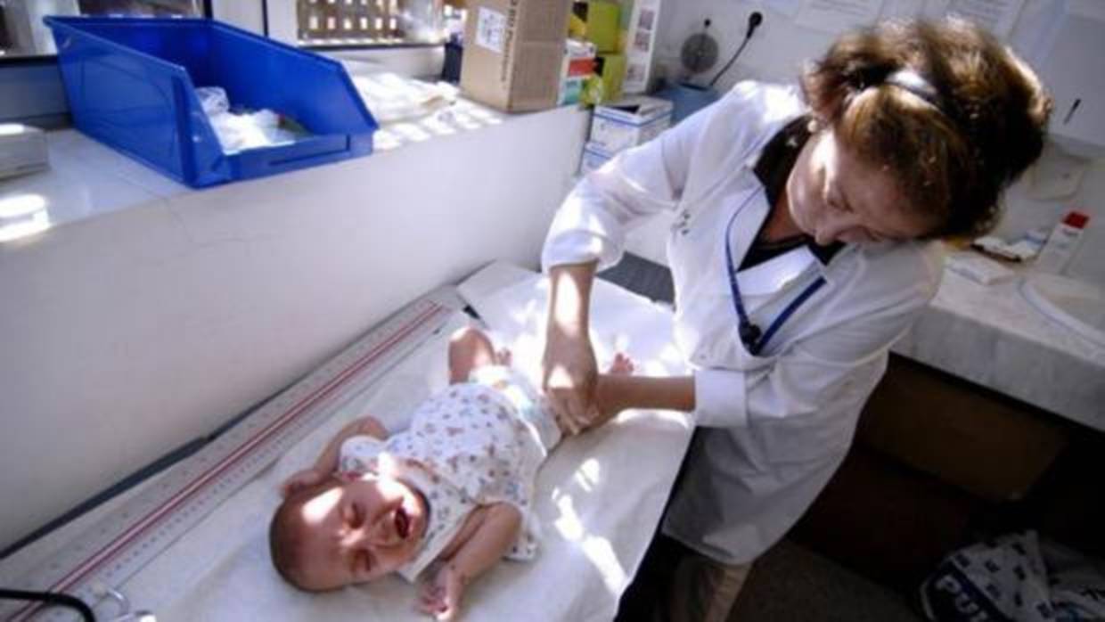 Una pediatra atiende a un bebé, en una imagen de archivo