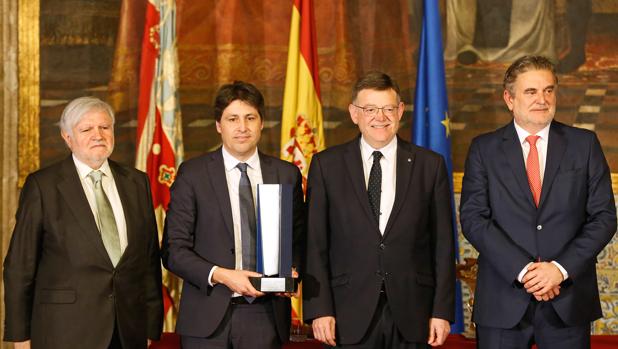 Ximo Puig entrega el premio a Societat Civil Catalana en el Palau con la ausencia total de Compromís