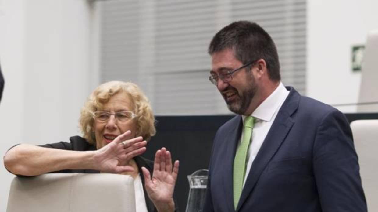 La alcaldesa, Manuela Carmena, y el ex delegado de Economía y Hacienda, Carlos Sánchez Mato, en un Pleno