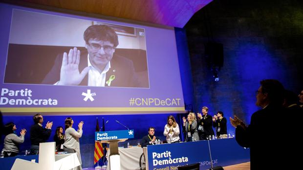 Puigdemont jura la Constitución por «imperativo legal» y con plena fidelidad a «la voluntad del pueblo»