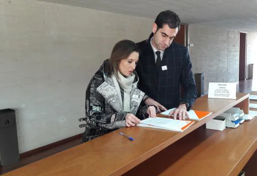 Verónica Soto y Julio Comendador durante la presentación de la instancia