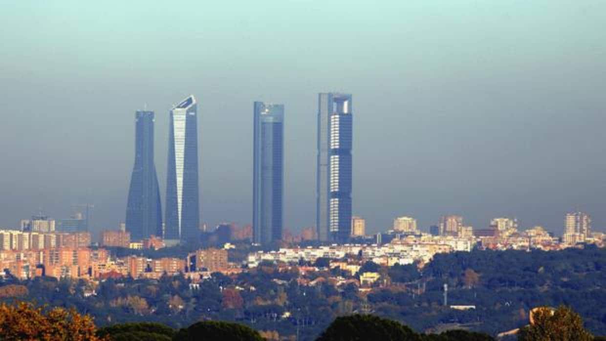 Las cuatro torres entre la boina de contaminación