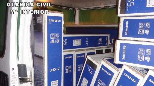 La Guardia Civil los sorprende cuando robaban la carga de un camión en Ontígola