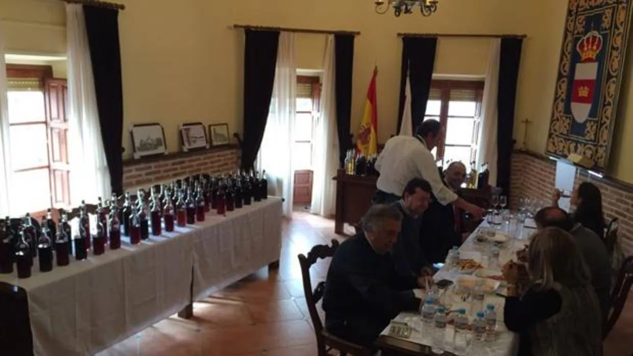 Los miembros del jurado, reunido en el Ayuntamiento de La Calzada, durante la cata del año pasado
