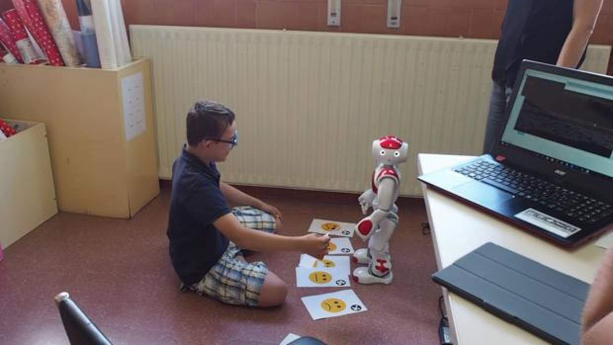 Un alumno del CEIP Gonzalo de Berceo y el robot García