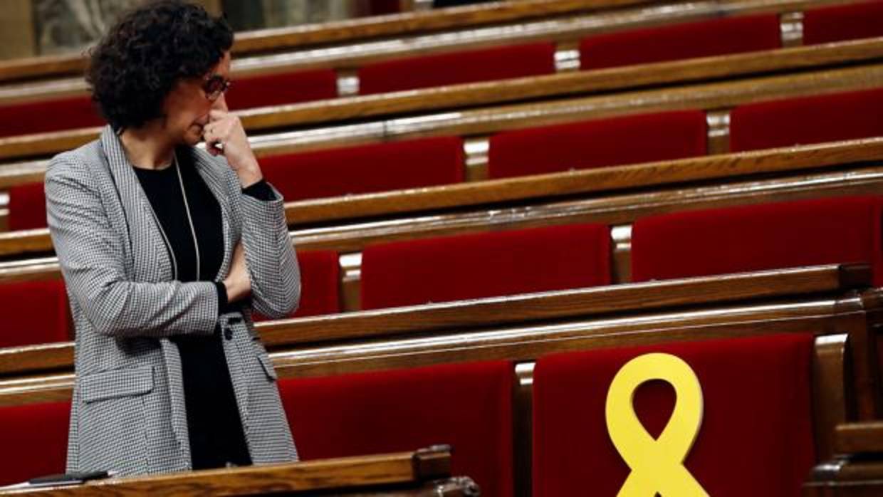 Marta Rovira mira el escaño vacío de Puigdemont