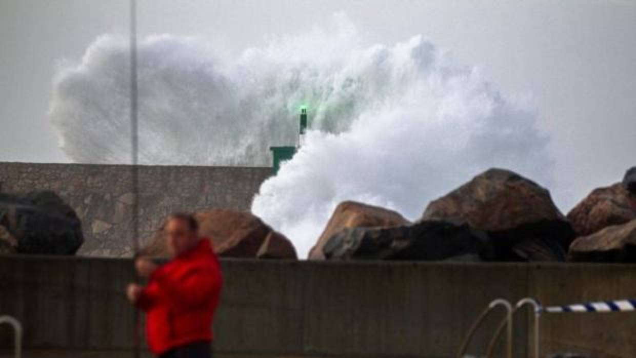 Grandes olas impactando contra el puerto pesquero de Ribadeo