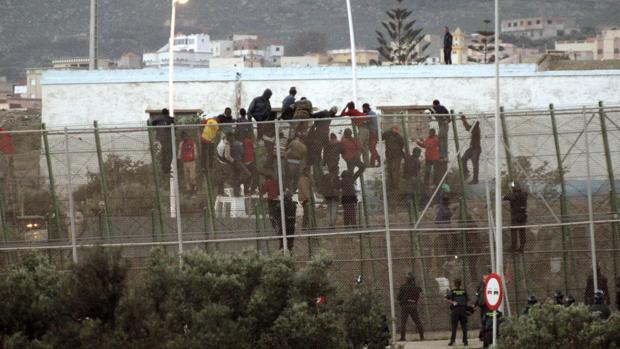 Dos policías heridos en frontera de Melilla, uno por una pedrada en la cara