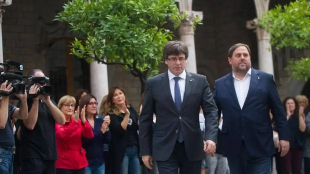 Puigdemont y Junqueras entran a la reunión extraordinaria del Govern tras la consulta ilegal del 1-O