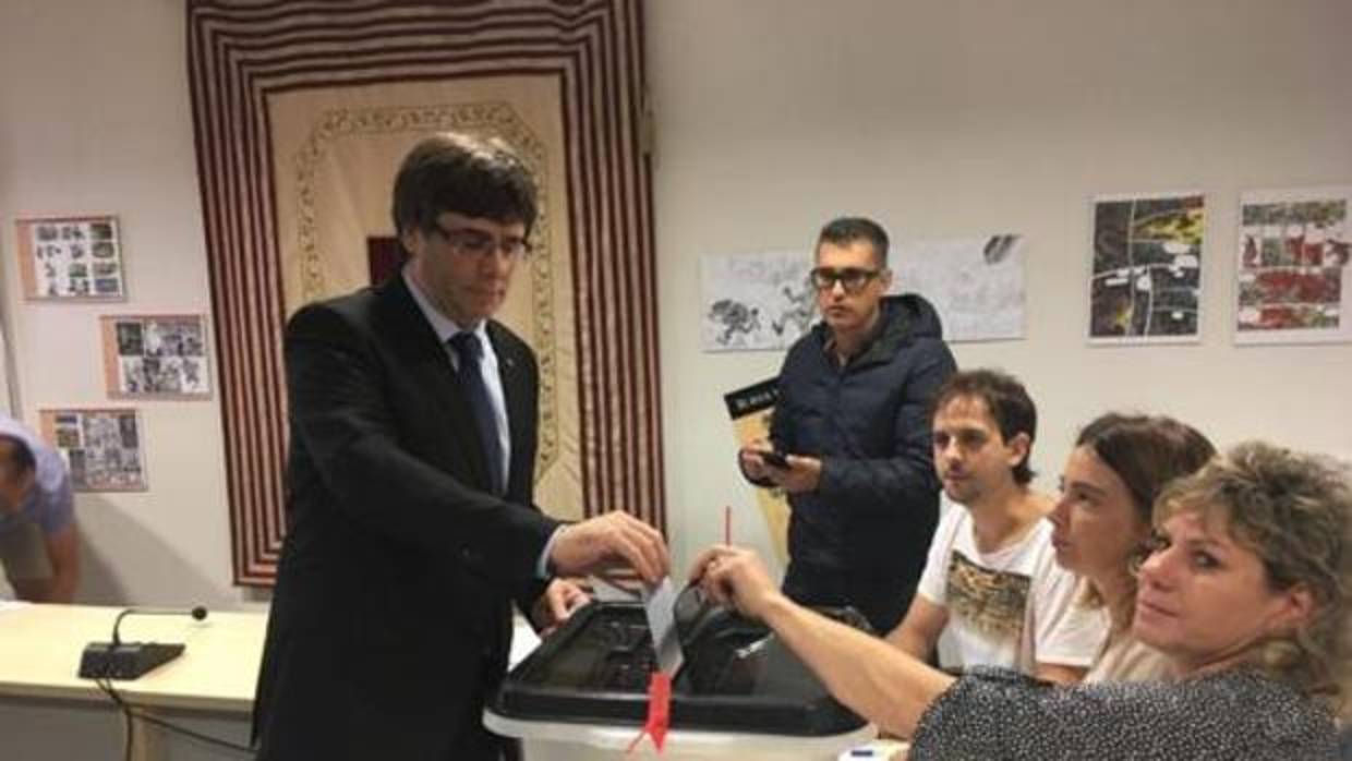 Puigdemont votando el 1-O