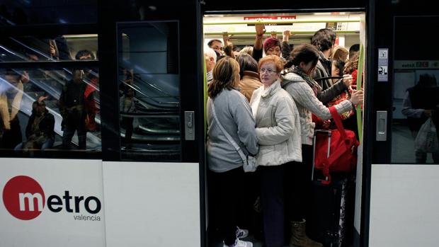 Desde llaves y mochilas hasta dentaduras o muletas: los objetos perdidos en el metro de Valencia