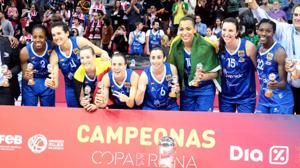 Las jugadoras celebran su nuevo título