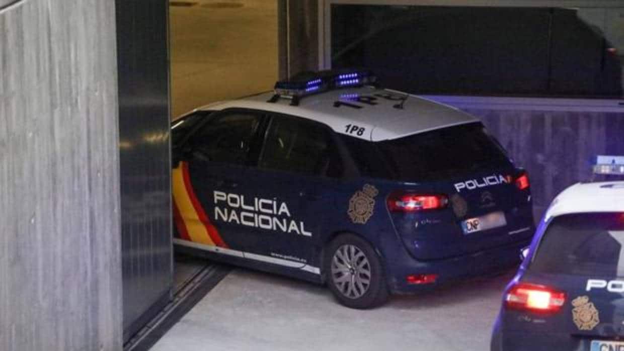 Los dos policías a su llegada al juzgado de Orense en el interior de un vehículo policial