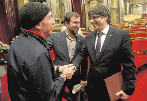 Puigdemont, con Lluís Llach y Toni Comín