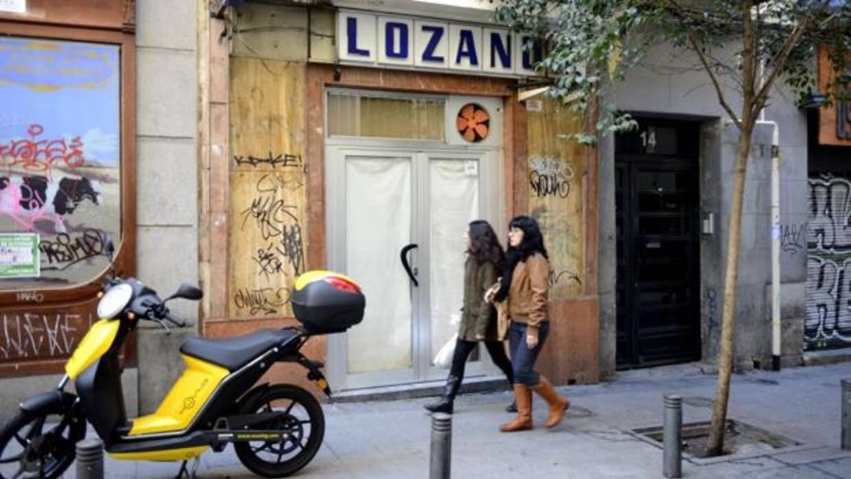Dos mujeres pasean por el bar Lozano, cerrado en diciembre