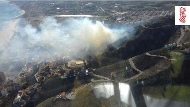 Los Bomberos estabilizan un incendio forestal declarado en la zona del castillo de Cullera