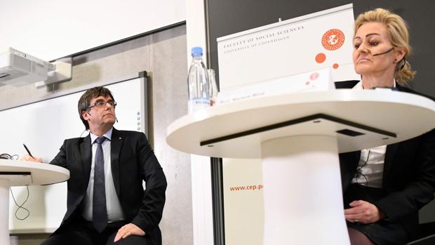 Una profesora se encara con Puigdemont en Copenhague: «Cataluña se ha quedado sola»