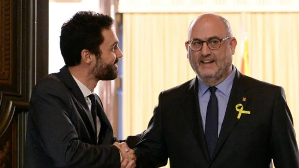 El presidente del parlamento catalán, Roger Torrent, con el diputado Eduard Pujol