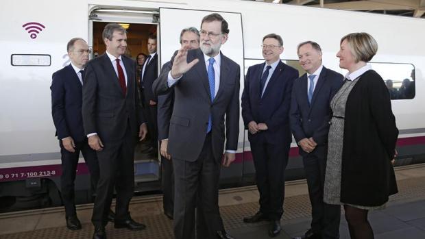 El AVE inaugural a Castellón se queda parado 25 minutos con Rajoy a bordo