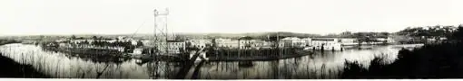 «Fotografía industrial/paisaje panorámico en blanco y negro realizada montando cuatro imágenes capturadas con ópticas angulares de la época»
