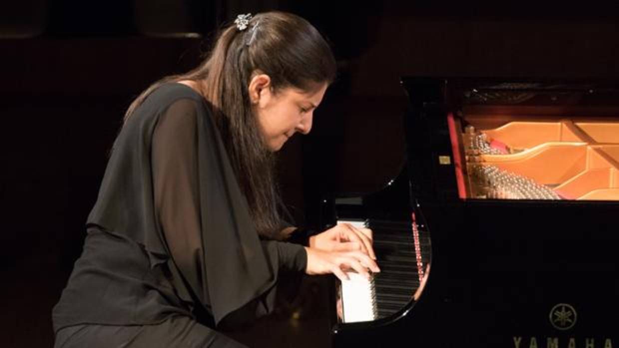 La pianista Fatima Dzusova durant la seua interpretació en la final del Premi Iturbi