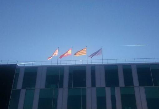 Imagen del Ayuntamiento de Sant Cugat con las cuatro banderas oficiales