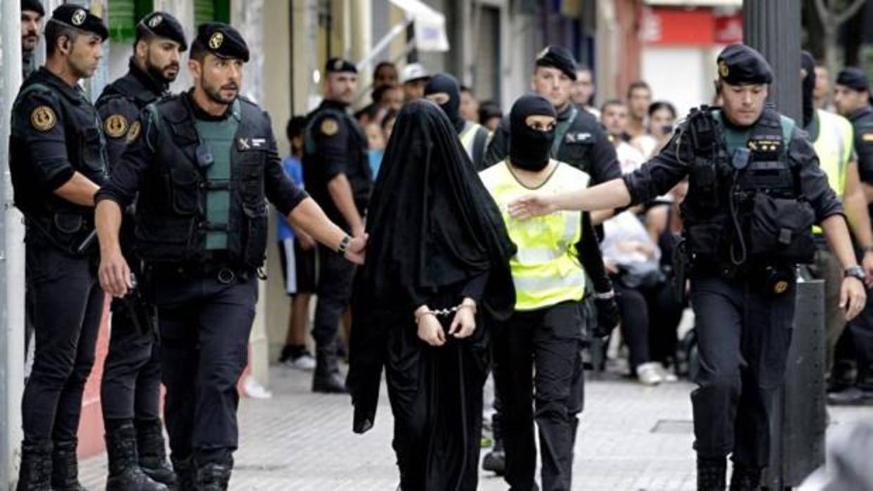 Momento de la detención de la joven marroquí en Gandia (Valencia)