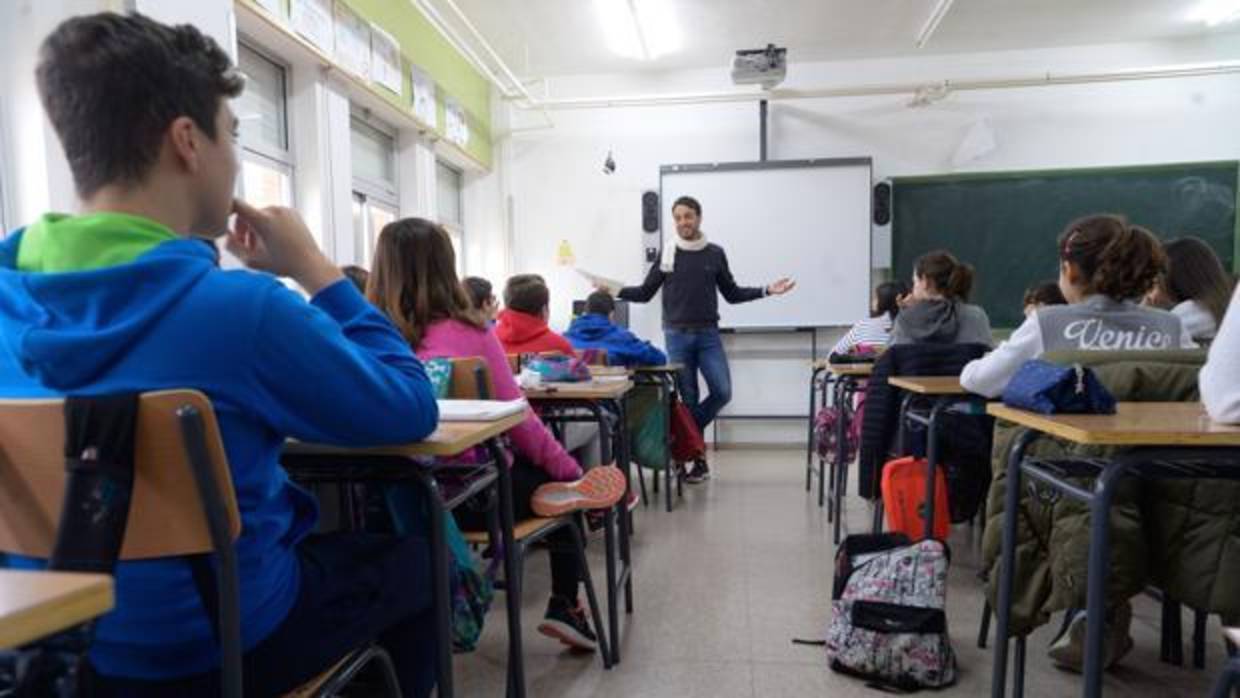 Un docente imparte clase en una escuela