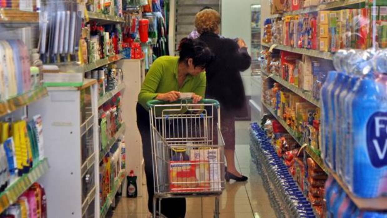 Dos clientas compran en el interior de un supermercado