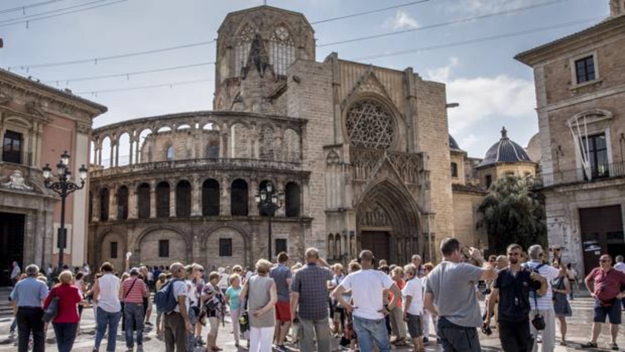 Imagen de un grupo de turistas tomada en la ciudad de Valencia